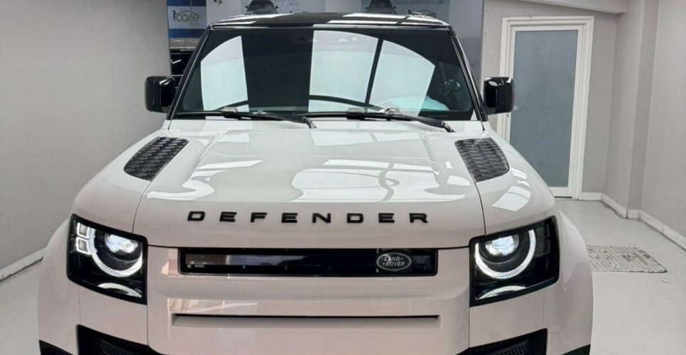 لاند روفر ديفندر 2023 ابيض